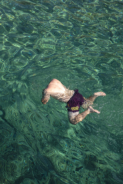 Tim Davis - Cagliari foto a colori di uomo che nuota sott'acqua in mare verde trasparente
