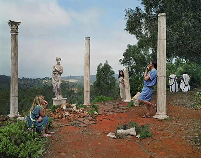 Eleanor Antin e Giorgio De Chirico Roma foto a colori di un uomo una donna e una bambina vestiti da antichi romani appoggiati a delle colonne