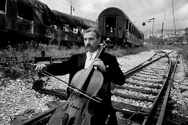 Paolo Siccardi Torino foto in bianco e nero di uomo che suona il contrabasso sulle rotaie del treno