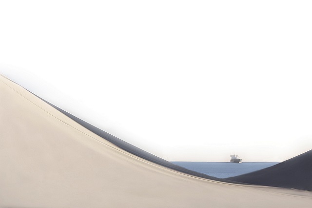 Tina Cosmai Milano foto a colori di spiaggia con duna e nave in mare in lontananza