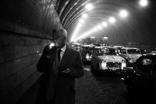 Federico Garolla Stra foto in bianco e nero del regista Vittorio De Sica che si accende una sigaretta