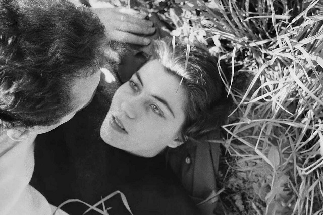 Luigi Crocenzi Fermo foto in bianco e nero di donna e uomo sdraiati in un prato
