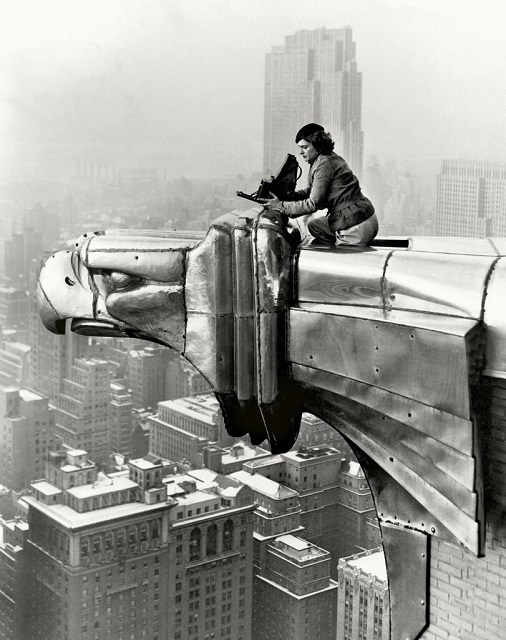Margaret Bourke-White Torino foto in bianco e nero della fotografa sul tetto di un grattacielo