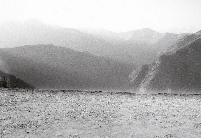 Mimmo Jodice - Torino Veduta in bianco e nero di lago e montagne