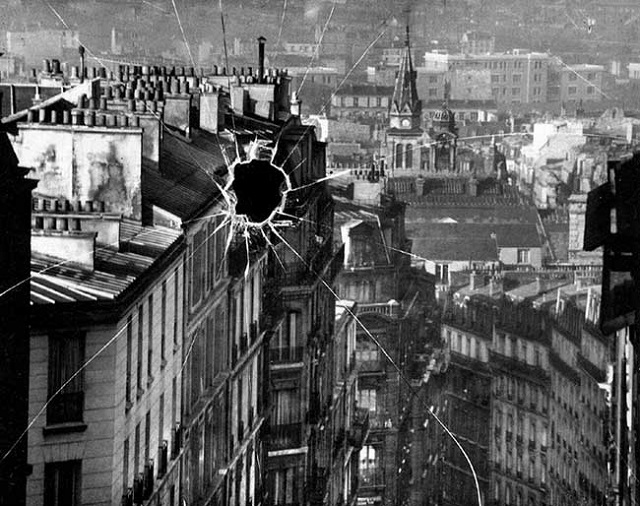 André Kertész Roma Foto in bianco e nero di veduta di Parigi attraverso vetro rotto